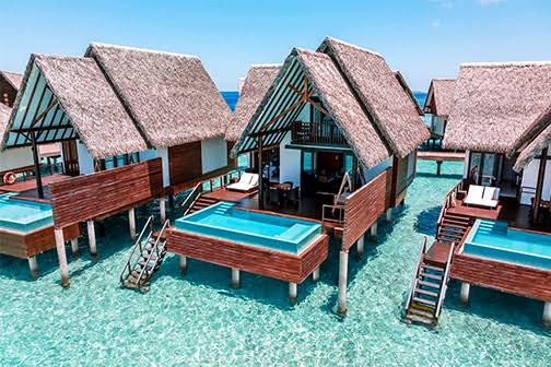 Overwater villa's met privézwembad bij helder water