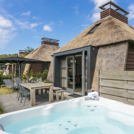 Vakantiehuis met rieten kap en privé-jacuzzi